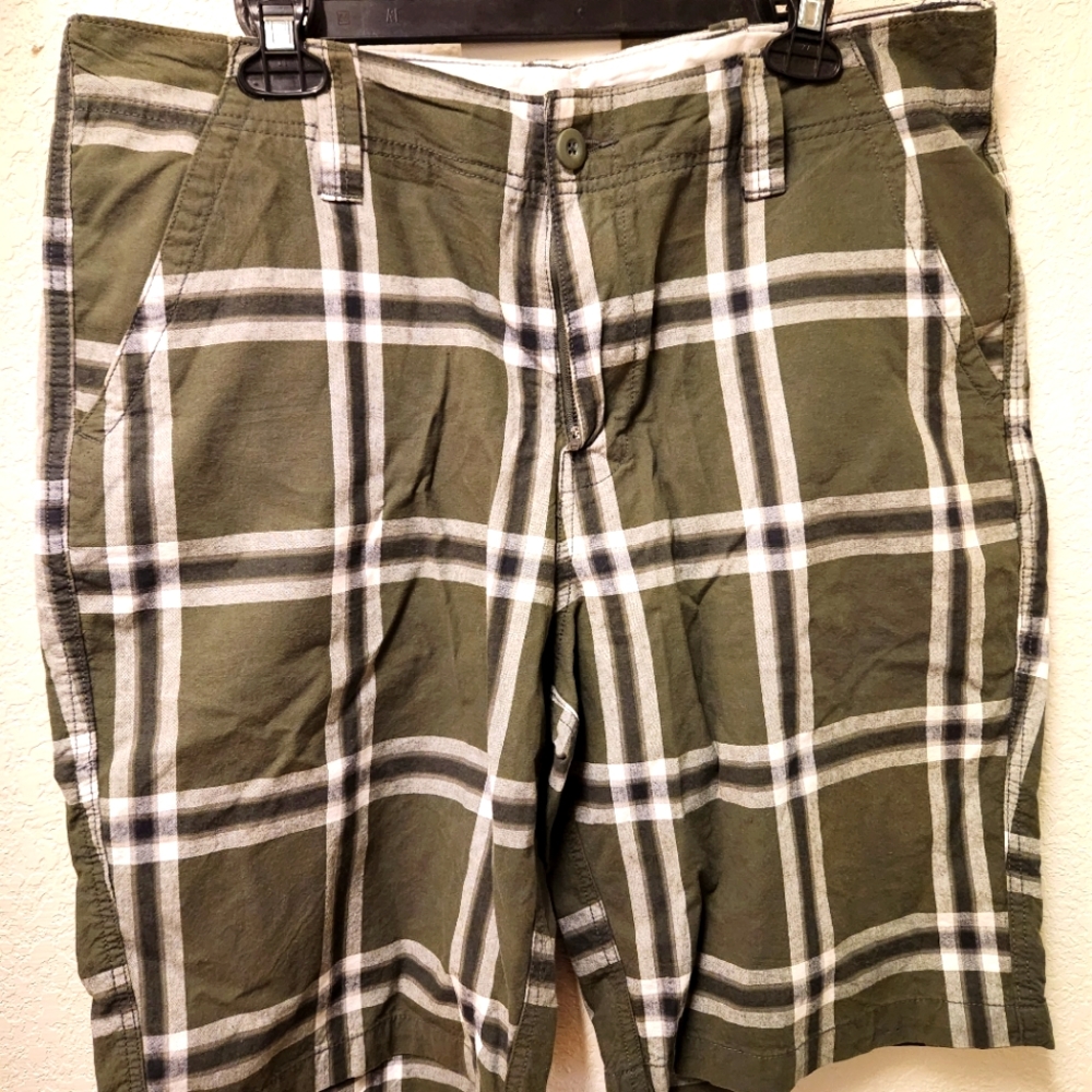 Roebuck & Co size 36 green flat front shorts
